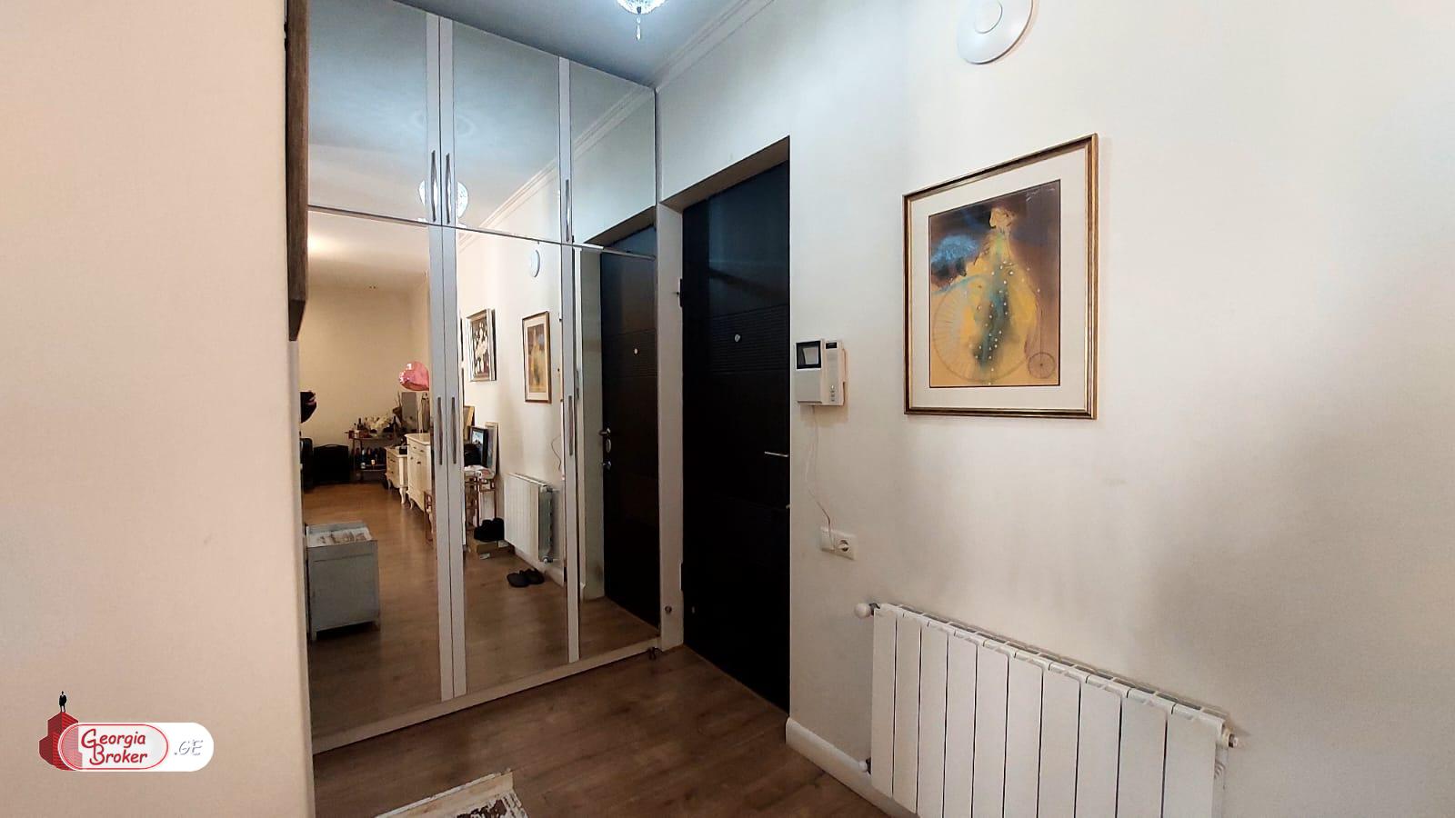 იყიდება ახალი გარემონტებული 3 ოთახიანი ბინა ვაკეში